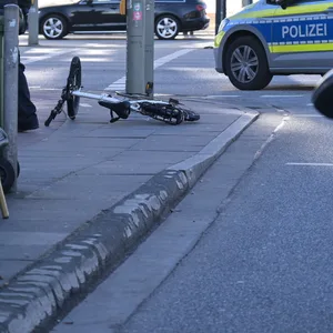 Ein Autofahrer kollidierte am Freitagmittag mit zwei Fahrradfahrerinnen.