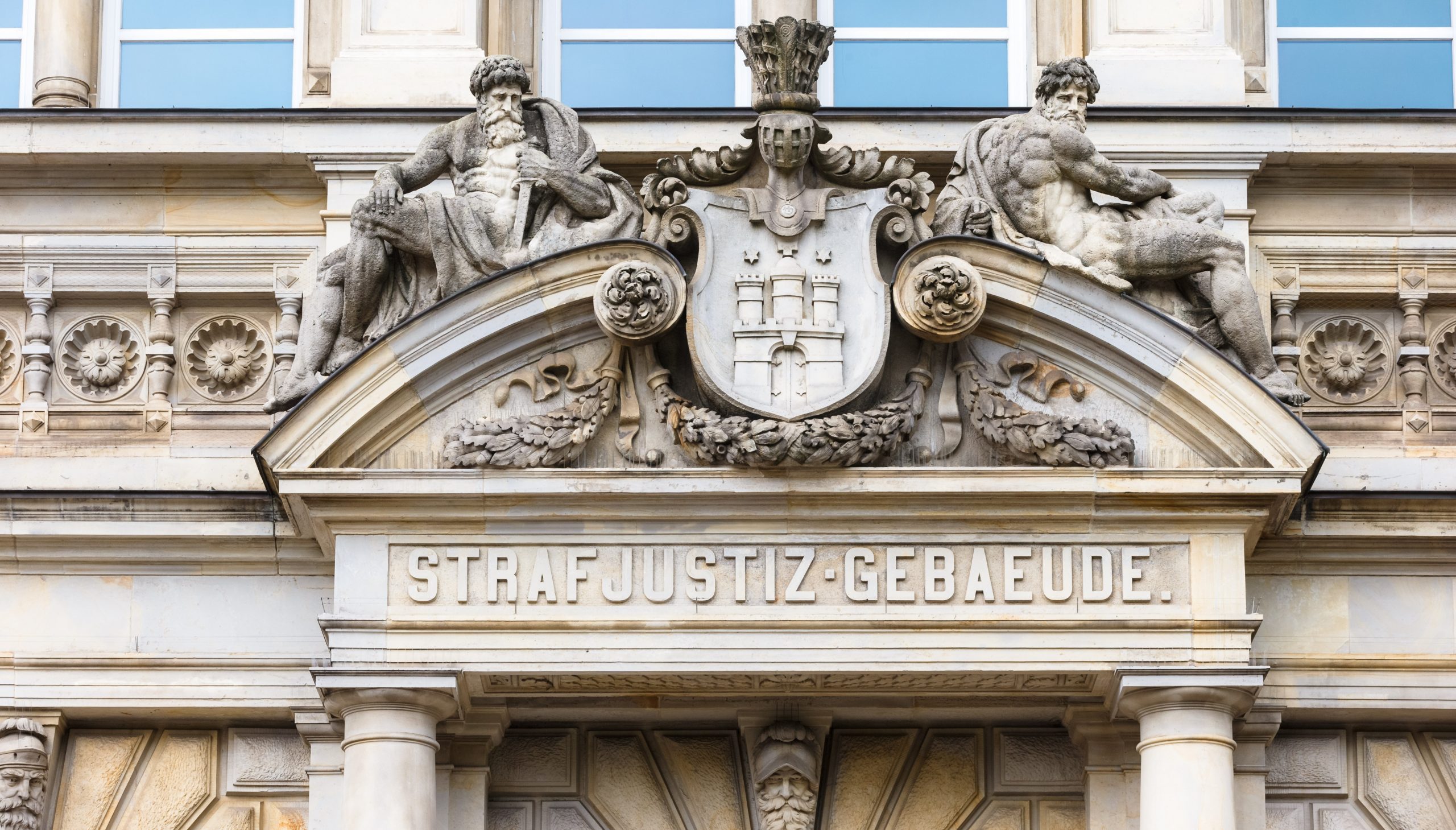 Die Aufschrift Strafjustizgebäude steht über dem Eingang des Landgerichts Hamburg.