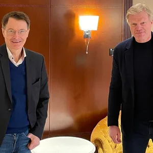 Bayern-Boss Oliver Kahn (r.) traf sich am Sonntag mit Gesundheitsminister Karl Lauterbach.