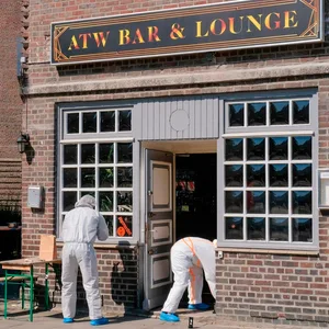 Beamte der Spurensicherung vor der Bar an der Tondernstraße.
