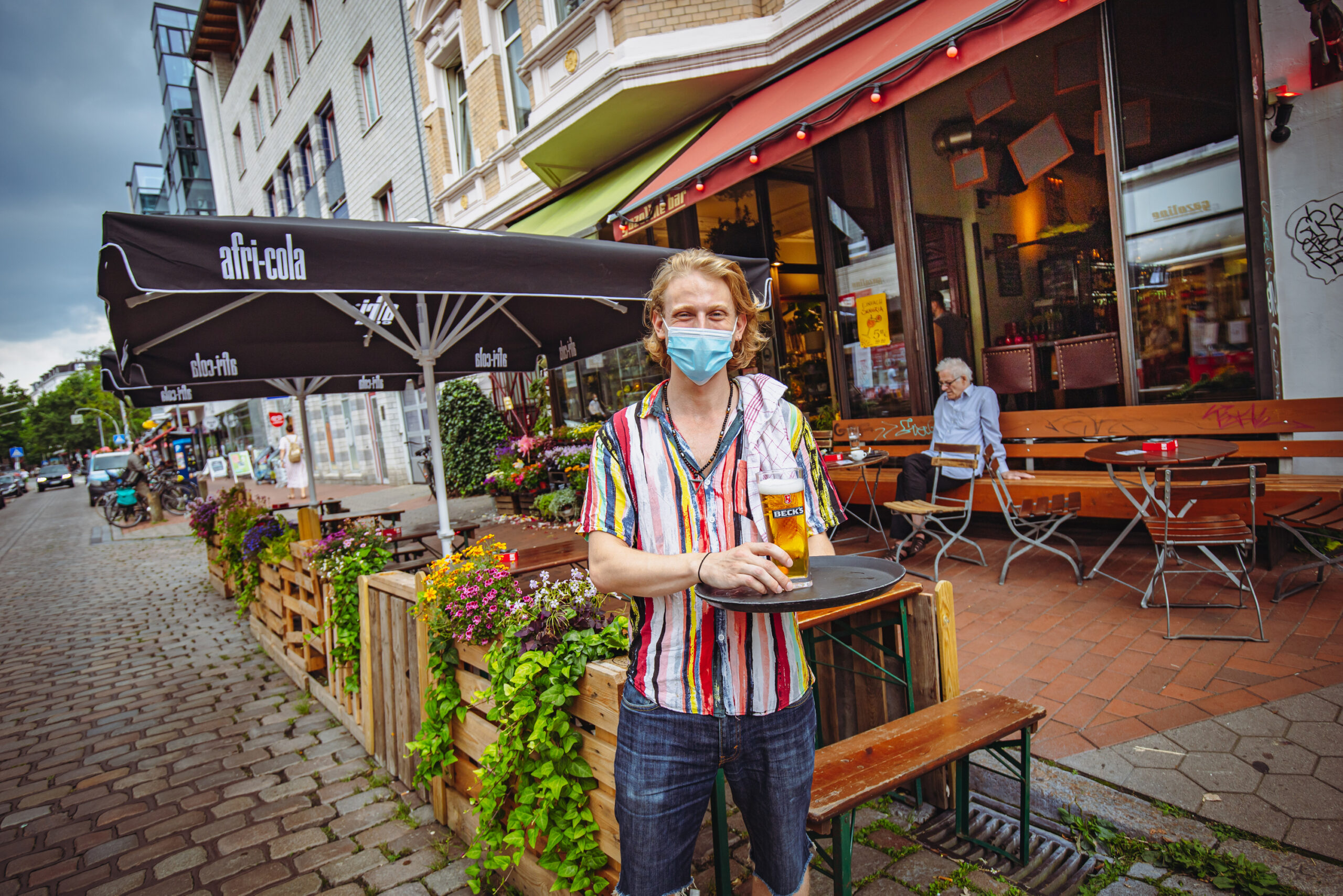 Mehr Platz auf Außengastro statt Parkplätze. So wie hier in der Gazoline-Bar in Ottensen. Barmann Niko (24) freut's.