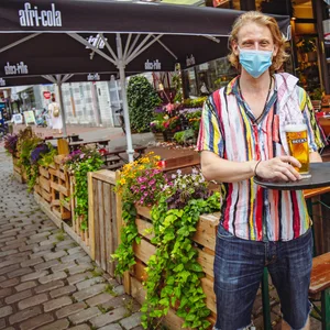 Mehr Platz auf Außengastro statt Parkplätze. So wie hier in der Gazoline-Bar in Ottensen. Barmann Niko (24) freut's.