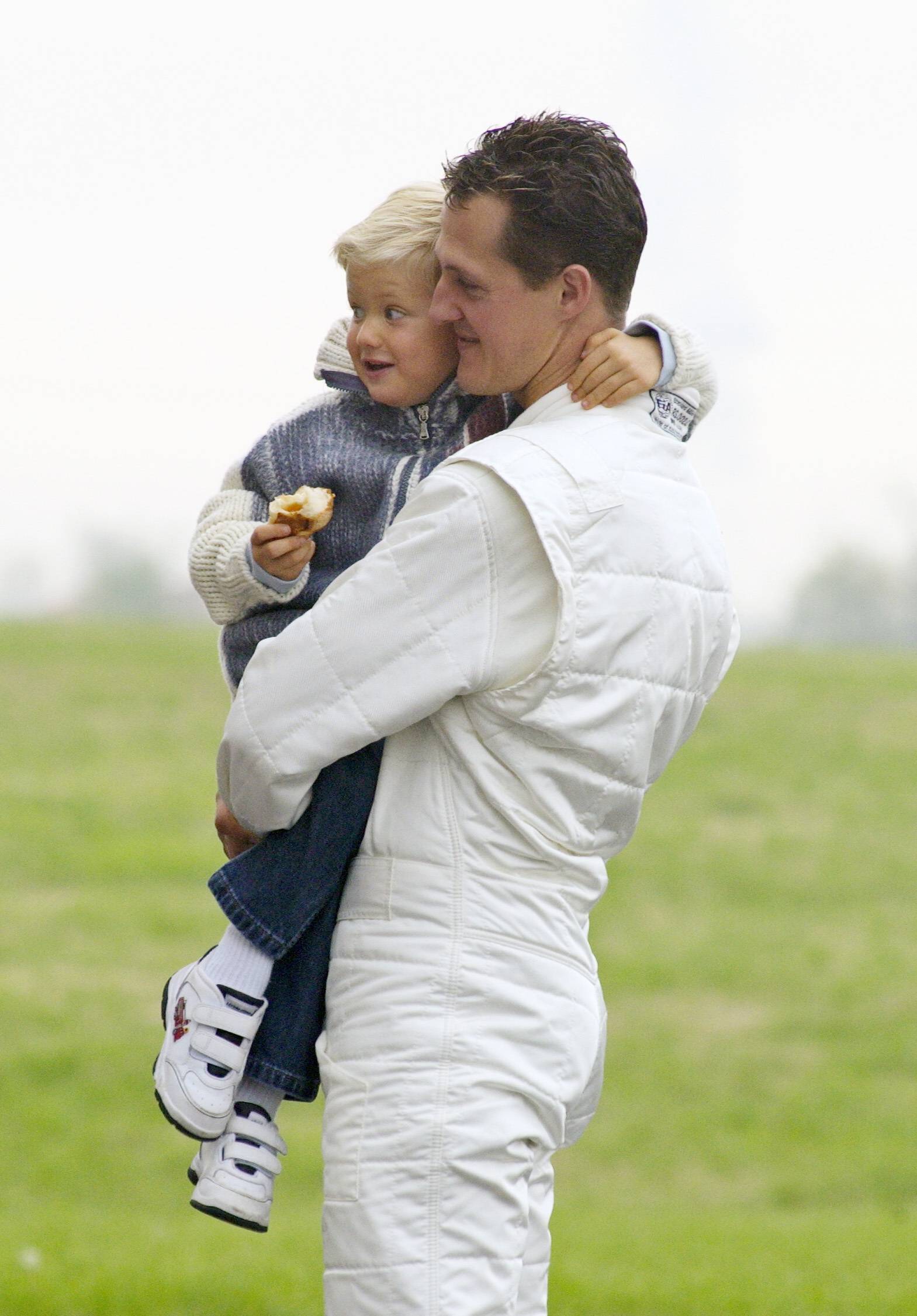 Michael Schumacher mit seinem Sohn Mick auf dem Arm
