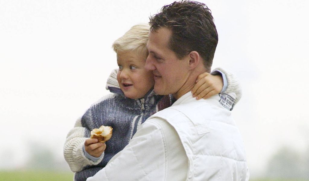 Michael Schumacher mit seinem Sohn Mick auf dem Arm