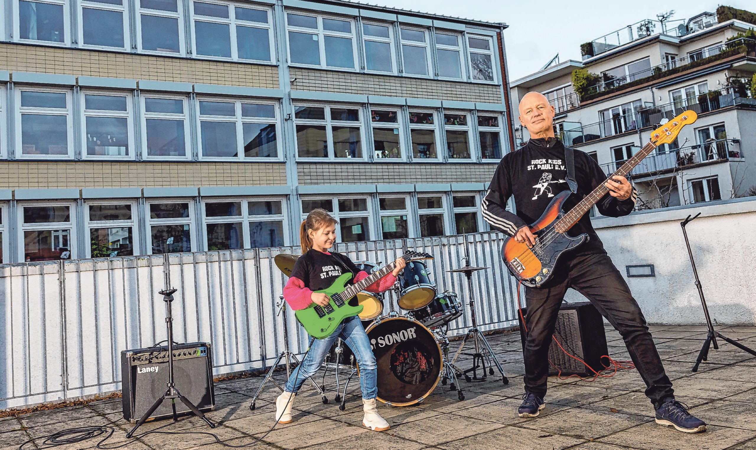 Peter Achner (59) und Lina (9) rocken auf der Terrasse der Schule Bernstorffstraße.