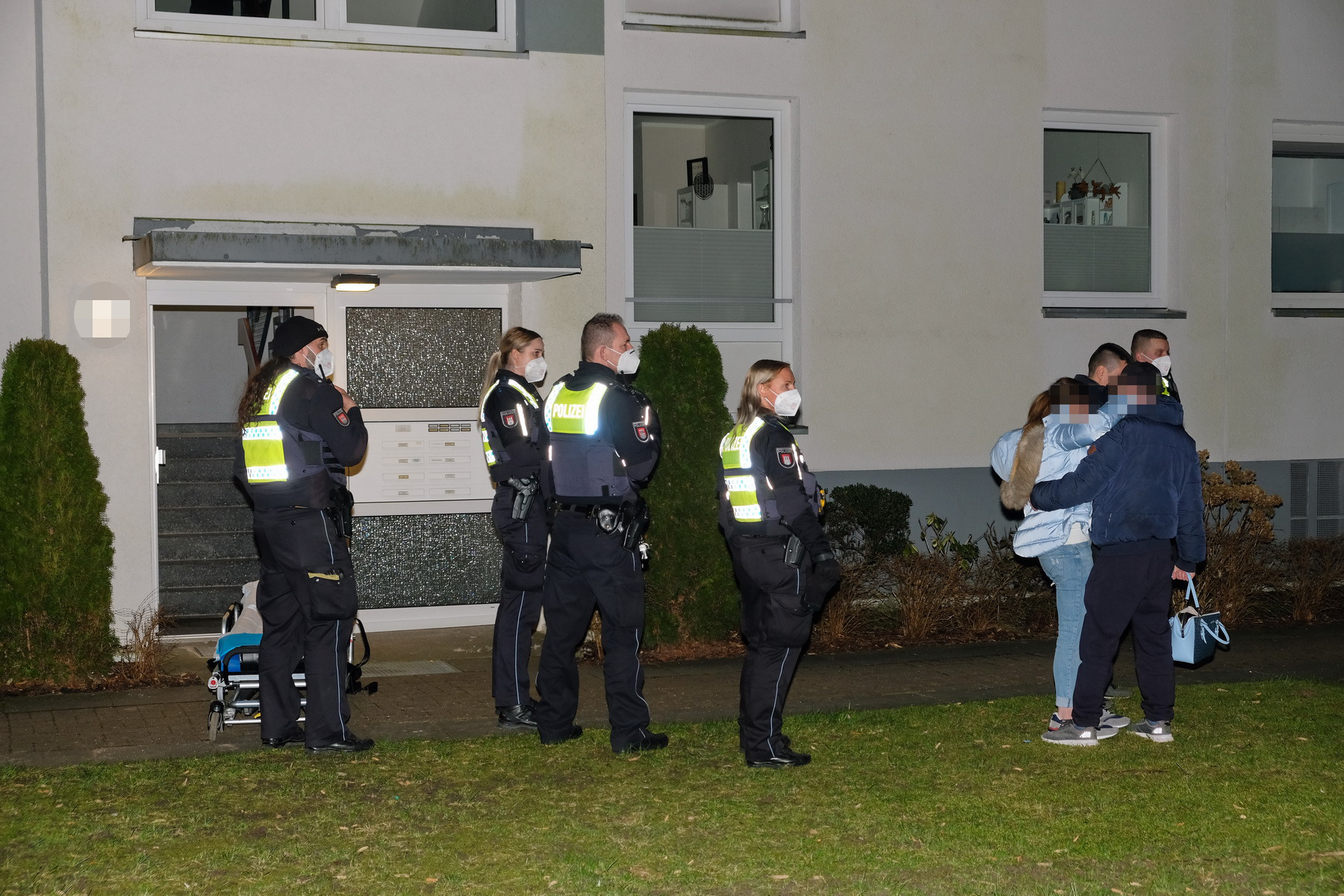 Polizeibeamte vor dem Mehrfamilienhaus in Hamburg-Lohbrügge.