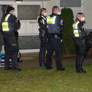 Polizeibeamte vor dem Mehrfamilienhaus in Hamburg-Lohbrügge.