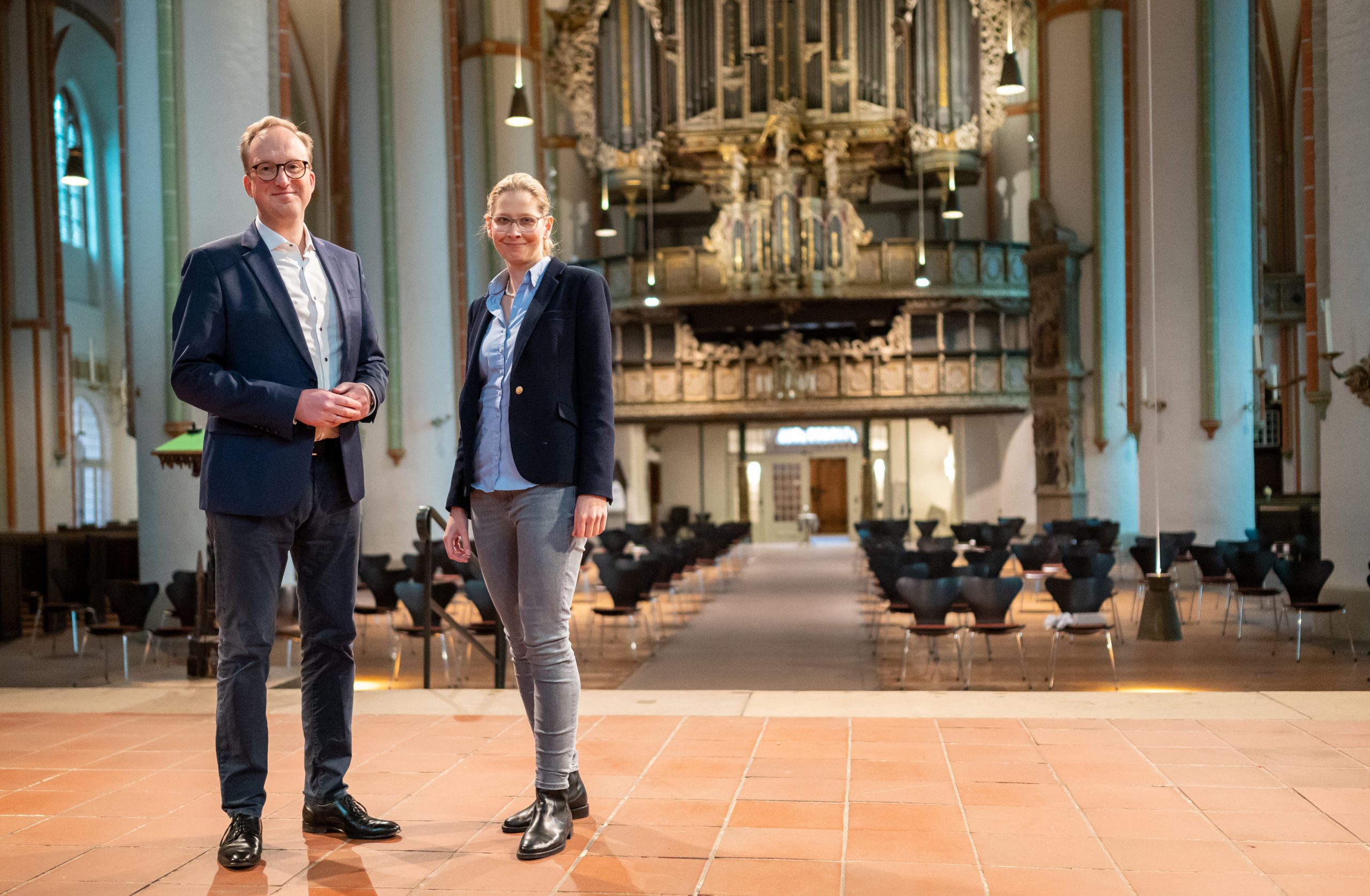 Das Pastorenpaar Diederik und Dorothea Noordveld steht in der St.-Johannis-Kirche. Wie in vielen Berufen, in denen es an Fachkräften fehlt, haben auch die Kirchen einen Nachwuchsmangel