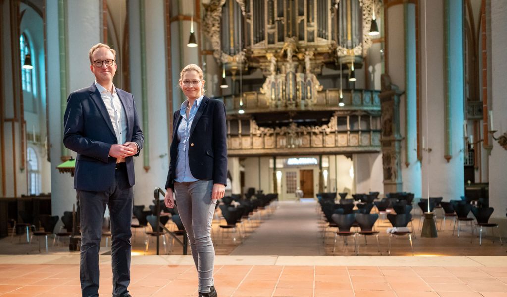 Das Pastorenpaar Diederik und Dorothea Noordveld steht in der St.-Johannis-Kirche. Wie in vielen Berufen, in denen es an Fachkräften fehlt, haben auch die Kirchen einen Nachwuchsmangel