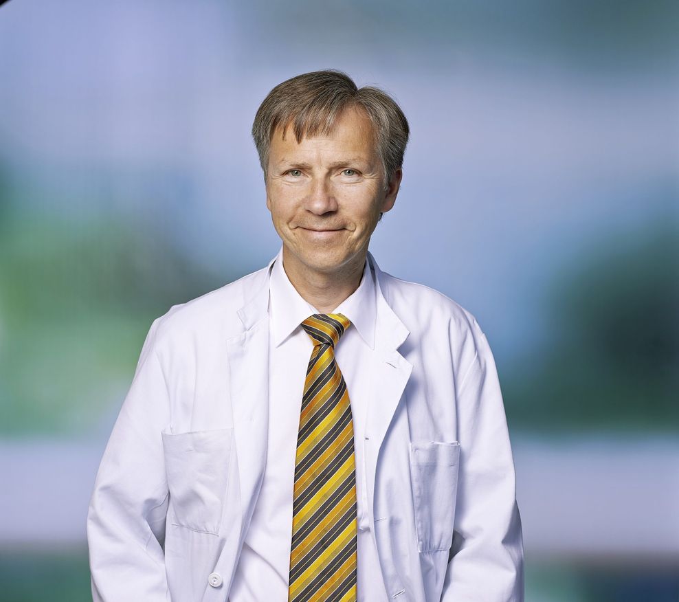 Chefarzt Prof. Dr. Günter Seidel im weißen Kittel