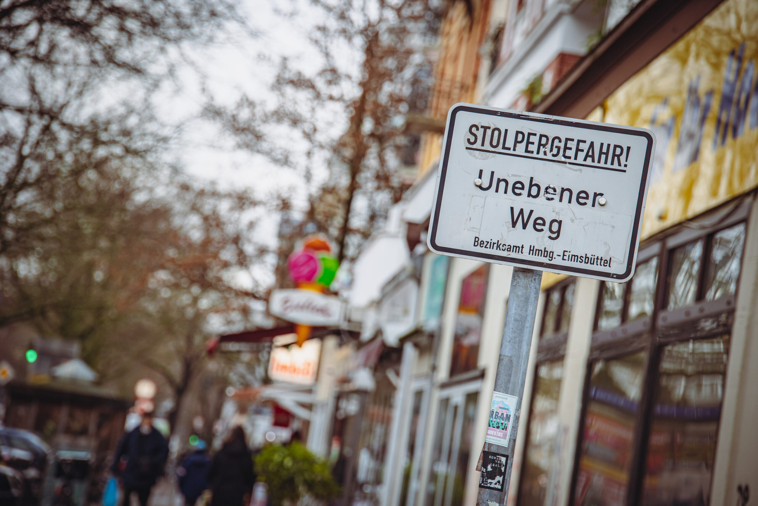 Das Schild „Stolpergefahr“ warnt vor dem unebenen Eppendorfer Weg.