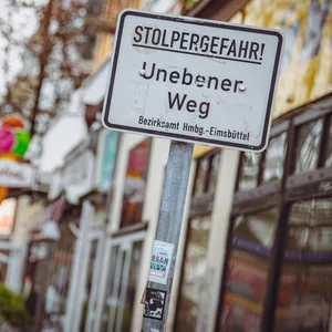 Das Schild „Stolpergefahr“ warnt vor dem unebenen Eppendorfer Weg.