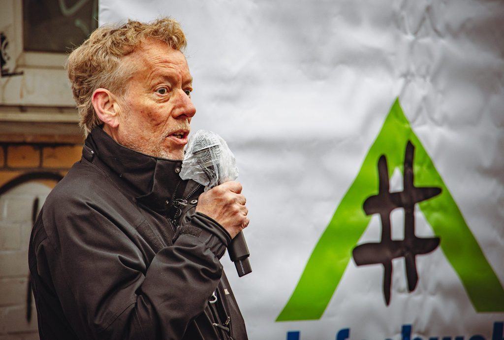 Rechtsanwalt Marc Meyer von Mieter helfen MIetern beim Protest in der Detlev-Bremer-Straße.