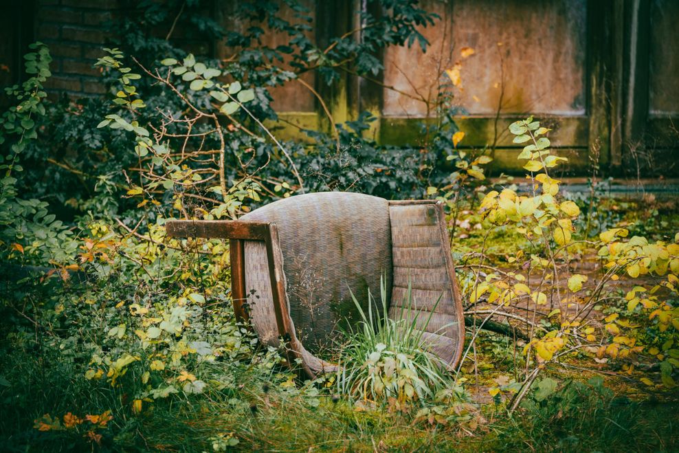 Stuhl gammelt im Garten vor sich hin