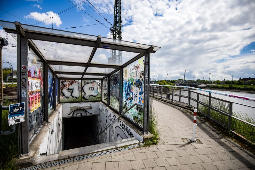Beschmierter Eingang zu einem Fußgängertunnel