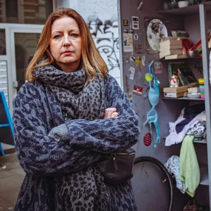Cornelia Lindberg (46) kümmert sich mit ihrem team um die Tauschbox in Ottensen. Sie ist verärgert über den Müll, der ständig dort abgeladen wird.