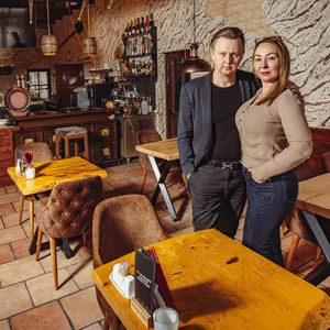 Das Ehepaar Baturina in seinem Restaurant „Elbrus“ in Havighorst bei Hamburg.