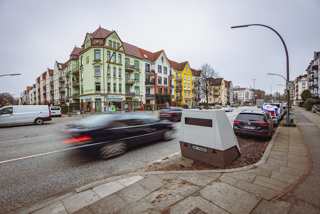 Mobiler Blitz-Anhänger an der Tarpenbekstraße stadteinwärts.