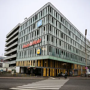 Parkhaus mit Werbung für Mediamarkt