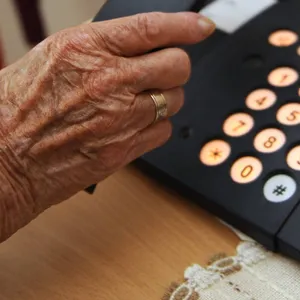 Eine Renterin greift zum Telefon Symbolfoto