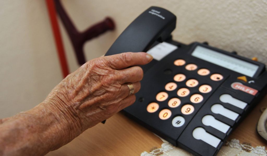 Eine Renterin greift zum Telefon Symbolfoto