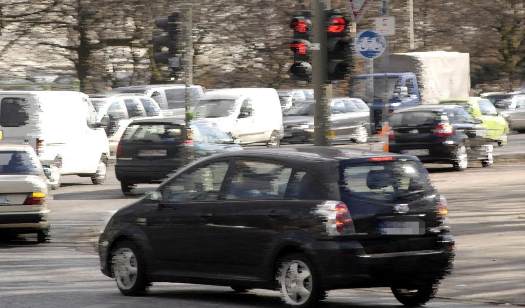 Auch am Dienstag wurden erneut viele Autofahrer erwischt, die rote Ampeln missachteten. (Symbolfoto)