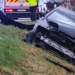 Auch der Audi wurde durch die Kollision in den Graben geschleudert.