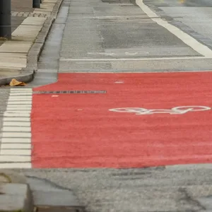 Auf dem breiten Radweg in der Königstraße sind in den kälteren Monaten nur noch sehr wenig Radler unterwegs.