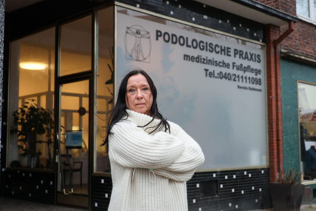 Kerstin Kuhlmann (53), Inhaberin der Podologischen Praxis, sieht die fehlenden Parkplätze als Zumutung für ihre Patienten.