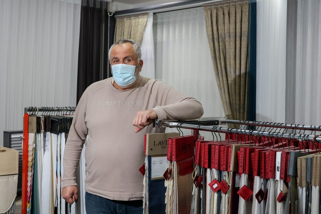 Für Gardinengeschäftsinhaber Nedjet Yurtbas (53) sind die ständigen Baustellen in der Straße existenzbedrohend.