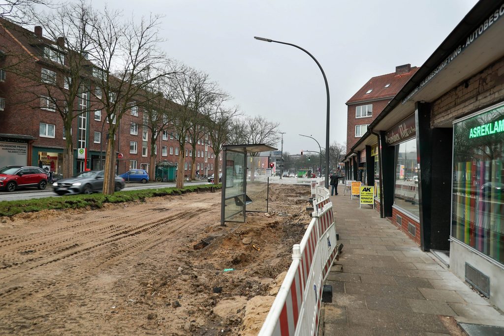Vor den Geschäften wurde die gesamte Straße in Richtung Zentrum aufgerissen.