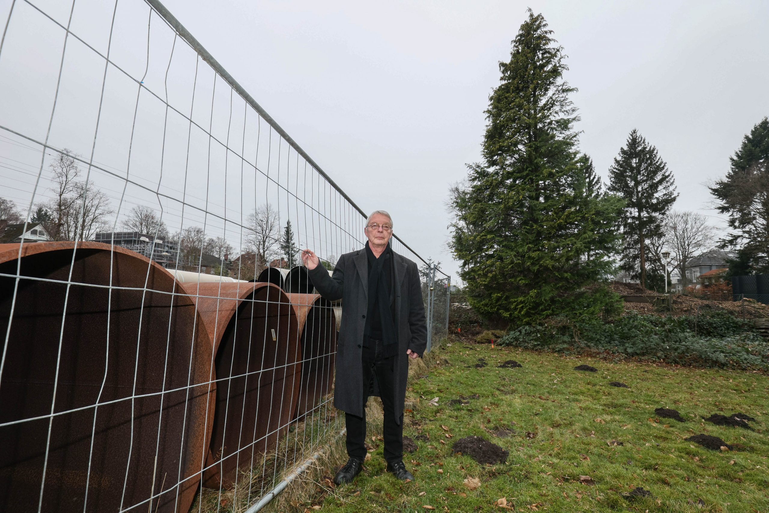 Pastor Wolfgang Glöckner ist verärgert - die DB will eine Zypresse auf seinem Grundstück in der Claudiusstrasse, direkt am Bahnübergang, fällen.