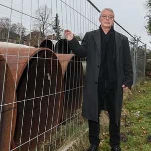 Pastor Wolfgang Glöckner ist verärgert - die DB will eine Zypresse auf seinem Grundstück in der Claudiusstrasse, direkt am Bahnübergang, fällen.