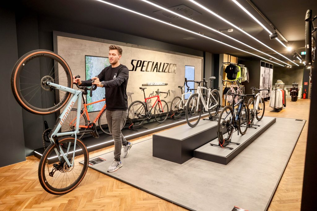 Sortemanager Max Dörfer am neuen Standort der amerikanischen Marke „Specialized“.