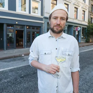 Weinladen by tvino, Paul-Roosen-Straße 29. Marian Kreuzer (42), Betriebsleiter
