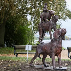 Die Skulptur „Hamburger Stadtmusikanten“ an der Außenalster