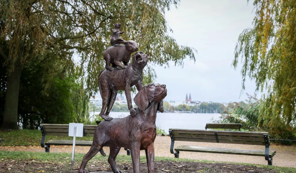 Die Skulptur „Hamburger Stadtmusikanten“ an der Außenalster