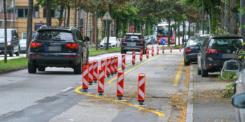So sah die Pop-Up-Bikelane im Sommer 2020 aus – die Bäume im Mittelstreifen sind inzwischen gefällt.