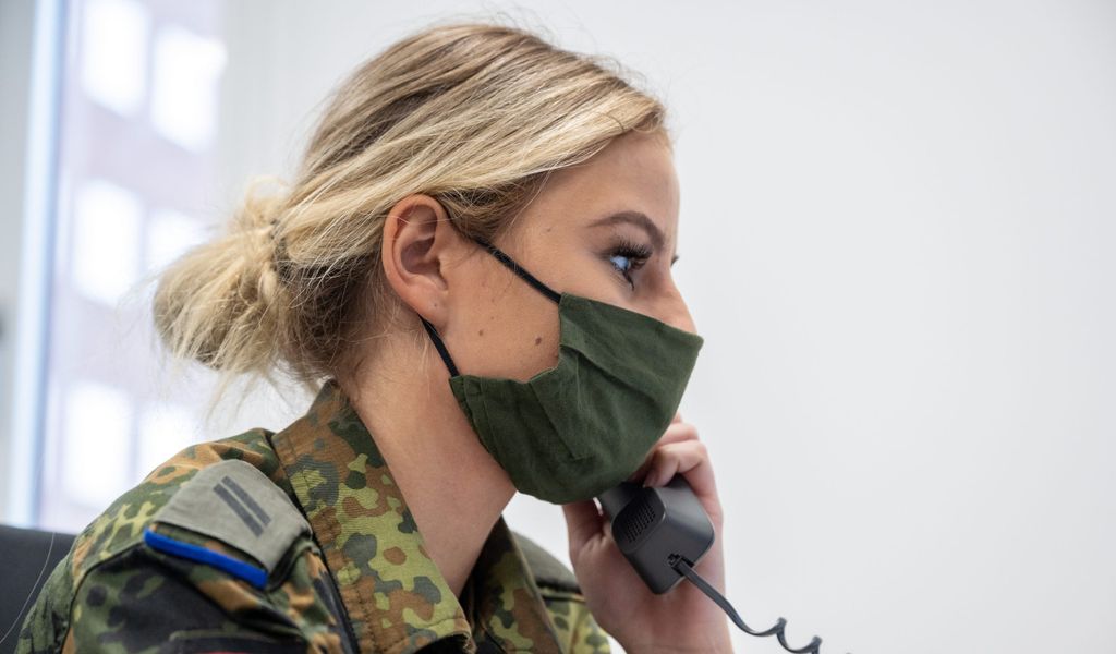 Eine Bundeswehrsoldatin arbeitet in einem Gesundheitsamt in der Kontaktverfolgung von Corona-Infizierten.