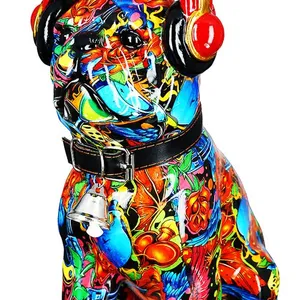 bunter PopArt Mops mit roten Kopfhörern