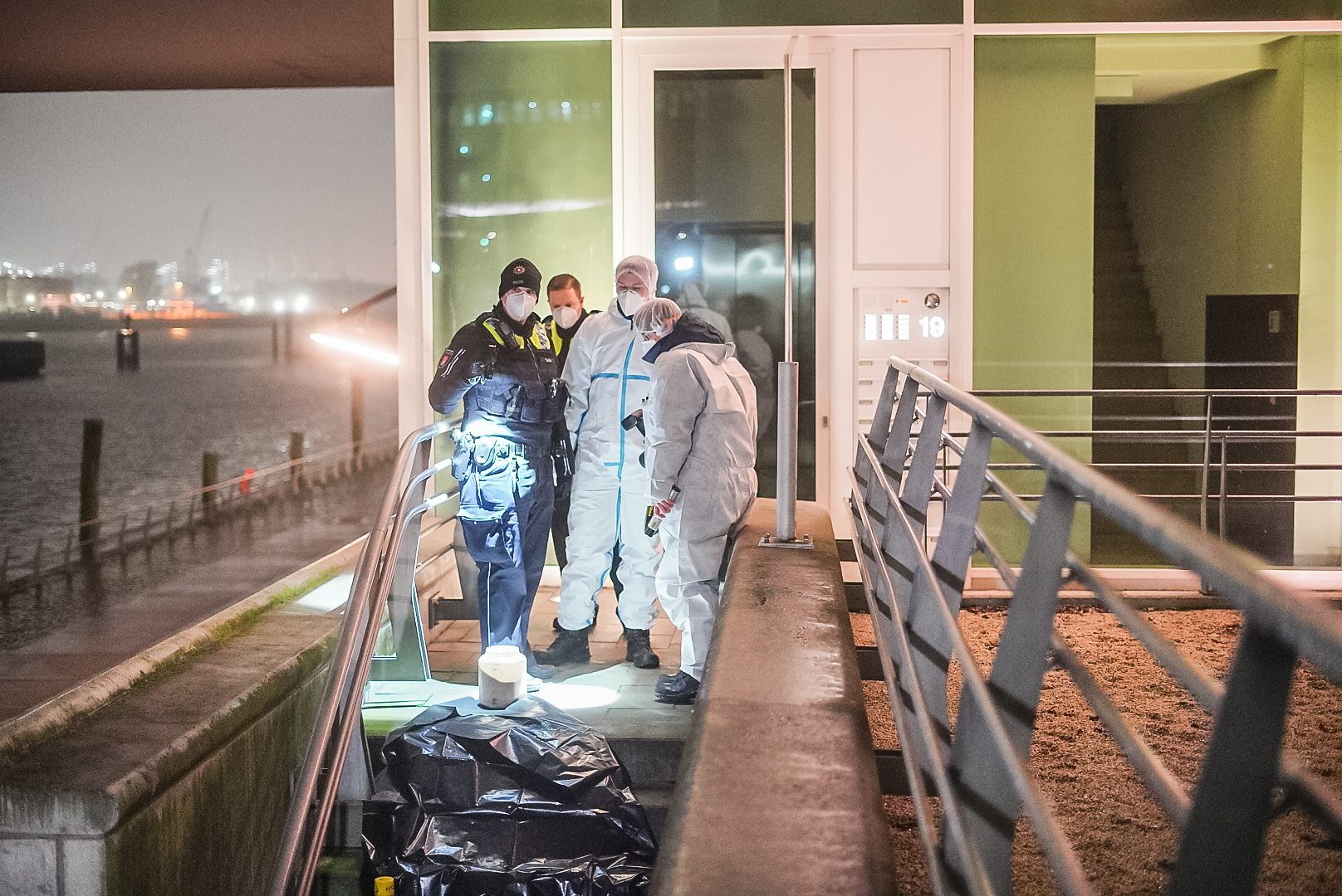 Beamte der Spurensicherung untersuchen den Tatort in der HafenCity.