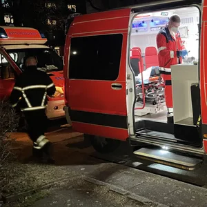Ein Rettungswagen vor dem Wohnhaus in Hamburg-Rahlstedt.