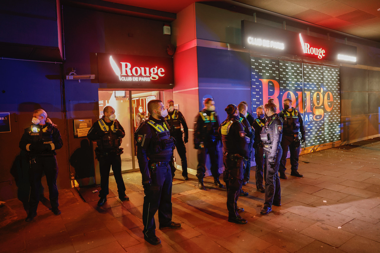 Polizisten vor dem „Rouge Hamburg“ in Barmbek-Süd.