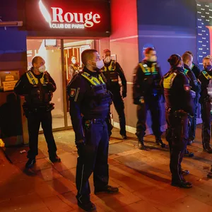 Polizisten vor dem „Rouge Hamburg“ in Barmbek-Süd.