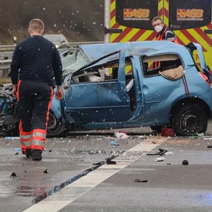 Renault überschlägt sich auf A39