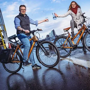 Mit Bambus-Rädern unterwegs: „Viva con Agua“-Geschäftsführerin Carolin Stüdemann und Maximilian Schay von „my Boo“.