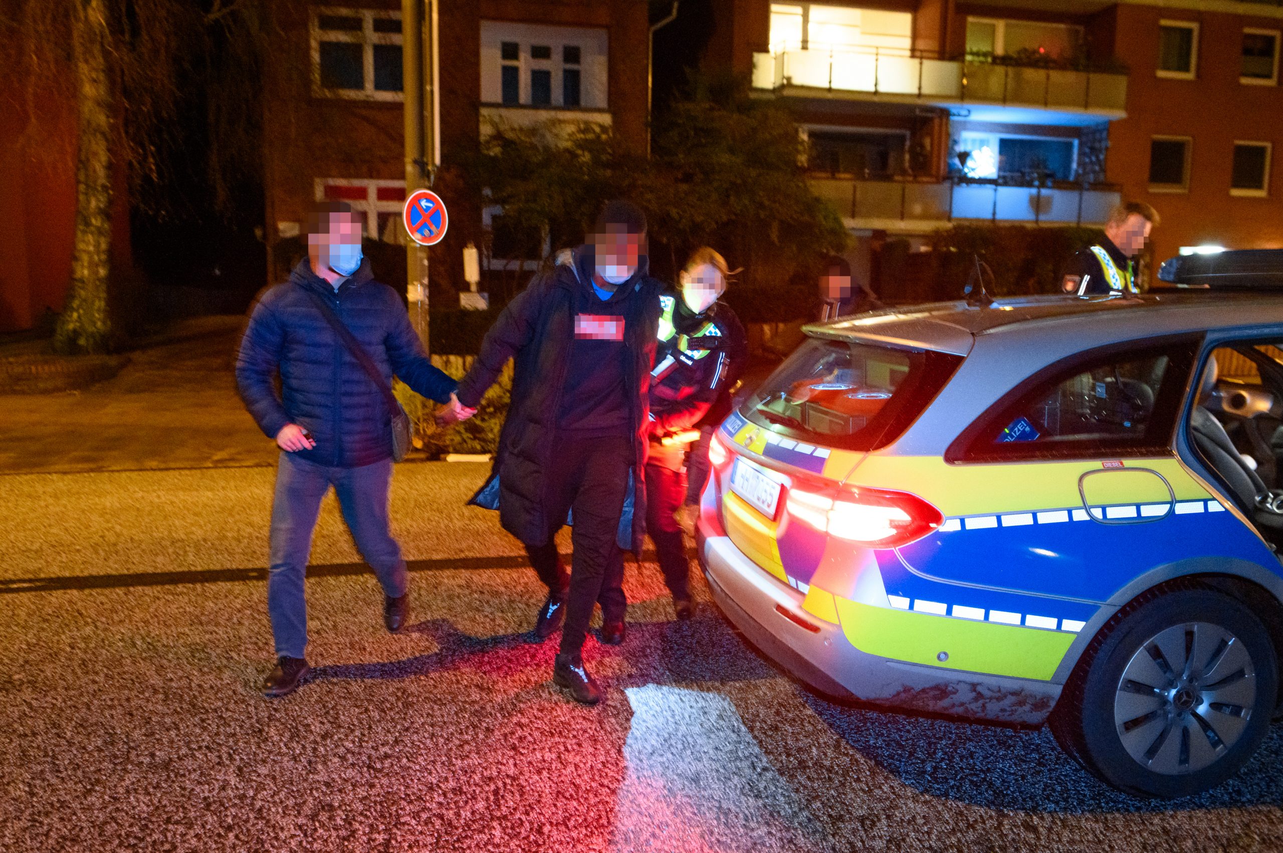 Der mutmaßliche Straßenräuber (17) wird auf der Straße Erdkampsweg (Fuhlsbüttel) festgenommen.