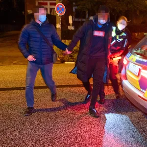 Der mutmaßliche Straßenräuber (17) wird auf der Straße Erdkampsweg (Fuhlsbüttel) festgenommen.