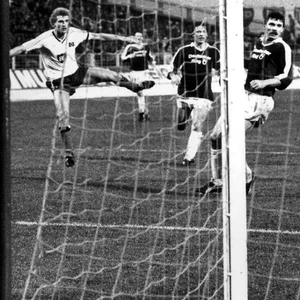 Thomas von Heesen (l.) erzielt gegen St. Pauli-Keeper Volker Ippig das 3:0 für den HSV.
