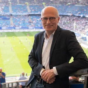Hamburgs Bürgermeister Peter Tschentscher bei einem Besuch im Volksparkstadion im Mai 2019